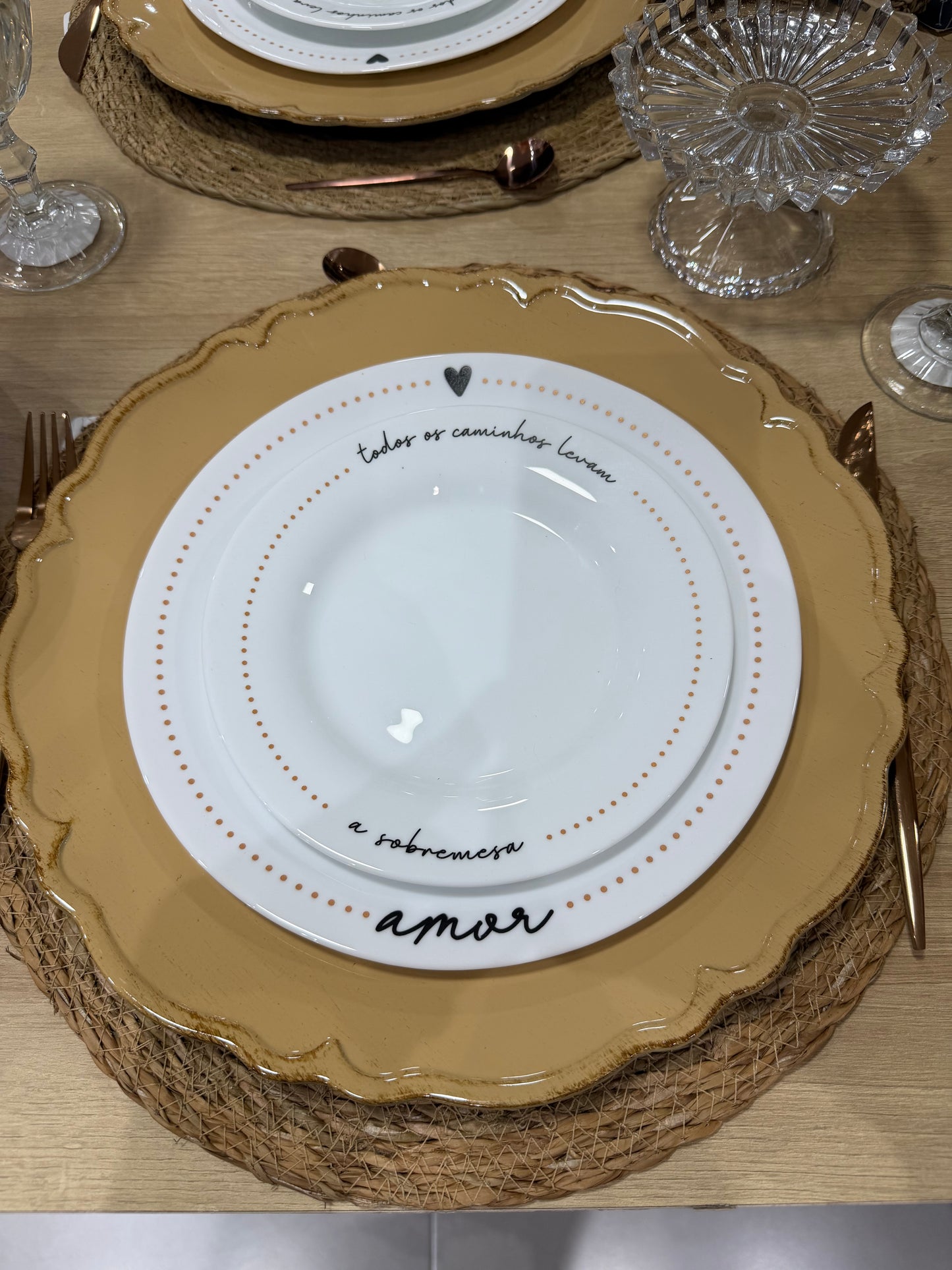 Sousplat Pearl Bege com Borda Dourada Grande – Elegância para Mesa Posta