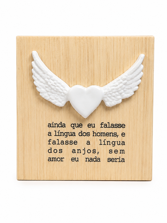 Quadro Decorativo em Madeira com Coração Alado e Mensagem Bíblica