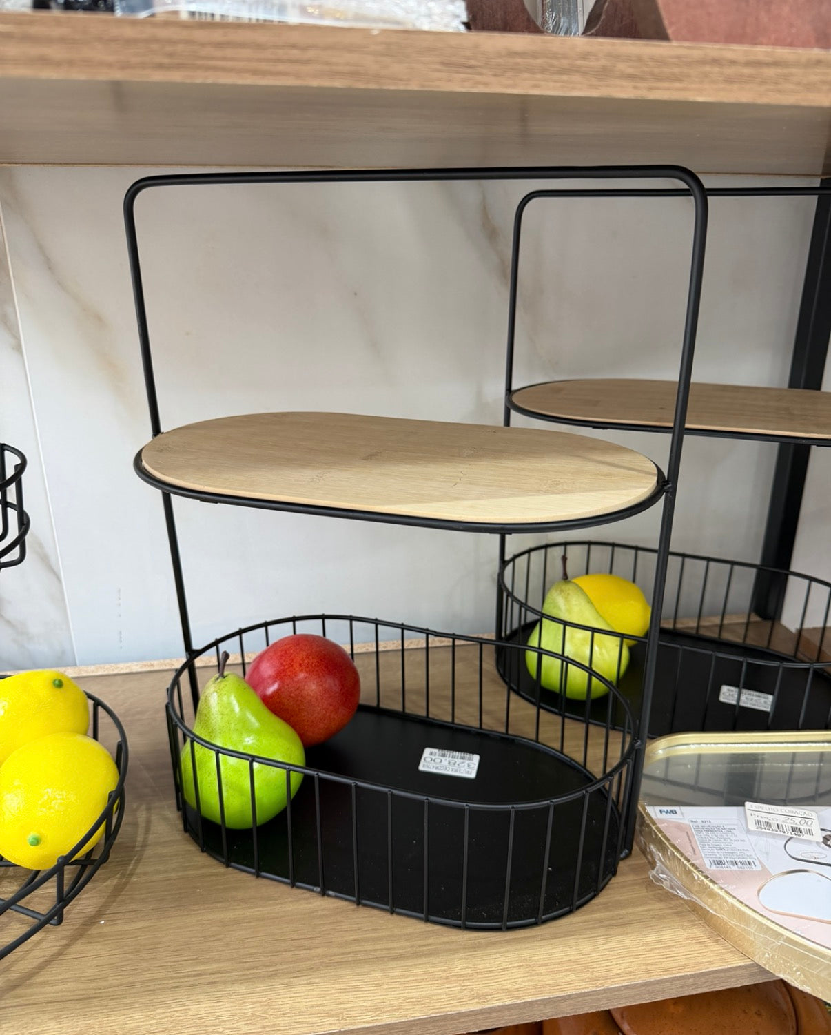 Fruteira Dupla com Suporte em Metal Preto e Madeira – Organizador de Bancada Moderno