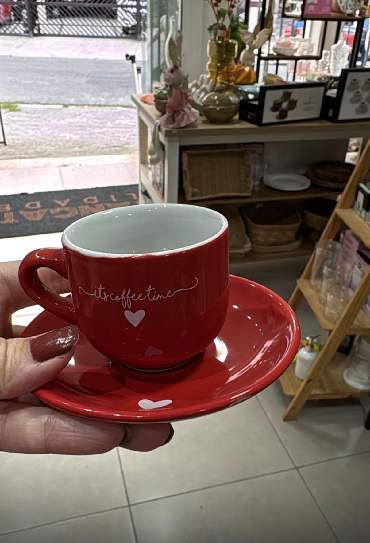 Jogo de Xícara Vermelha “It’s Coffee Time” com Pires – Elegância e Charme ☕❤️
